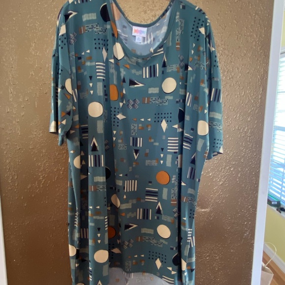 LuLaRoe Dress or Top. Super versatile you can wrap it, tie it, or not 😄 - Picture 3 of 6